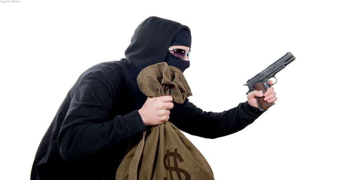 Raj: 3 masked men shoot cashier, run away with cash